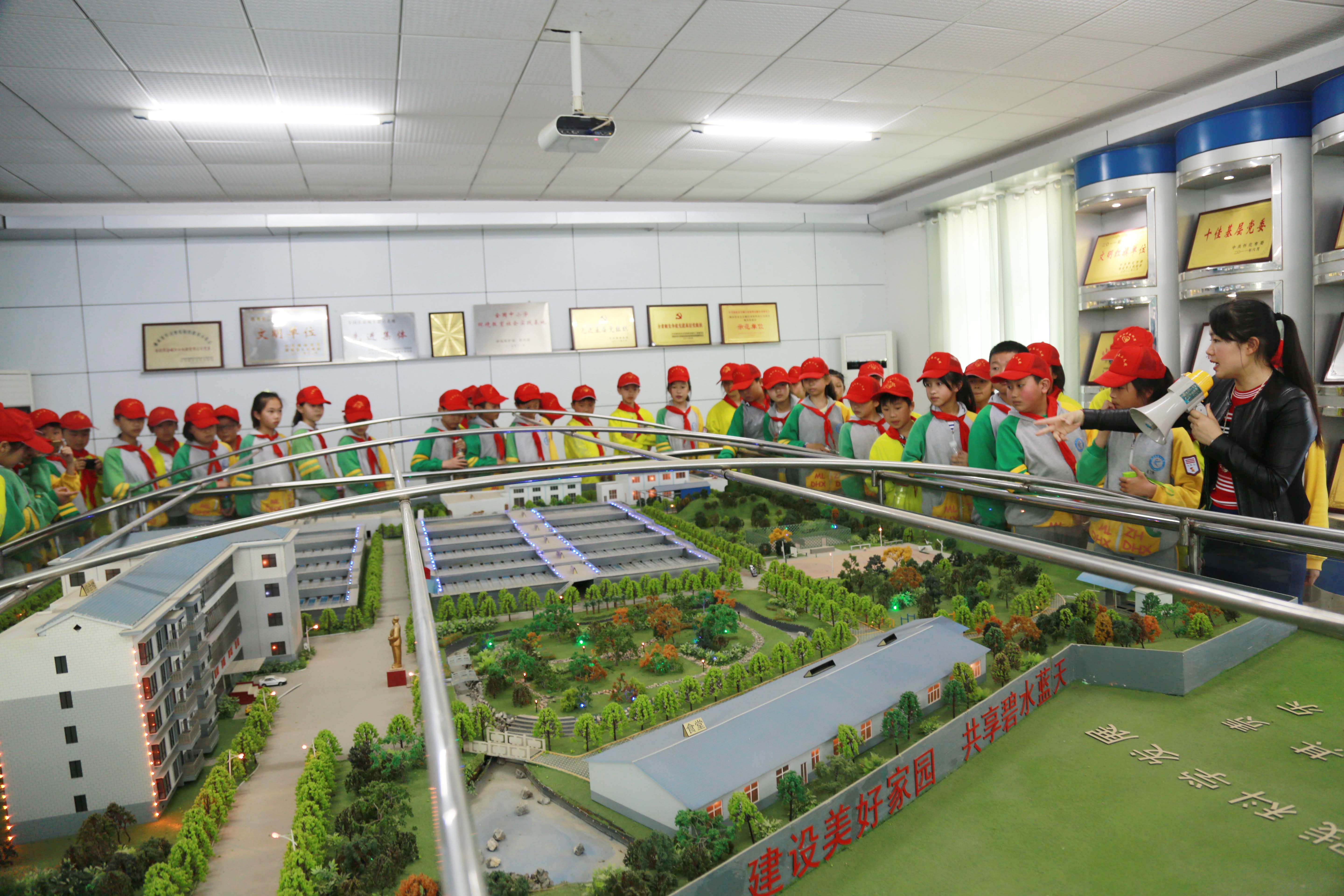 城管进校园 宏宇小学参观市污水处理有限万搏电子（中国）官方网站.jpg